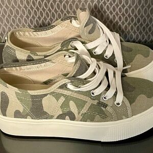 Steve Madden Camo Platform Sneakers 6.5 NEW